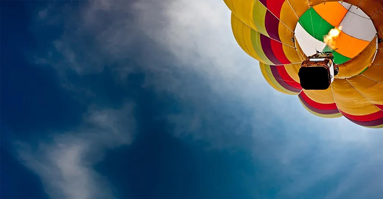 A hot air balloon. Agustín Faggiano - Fotografía on Getty