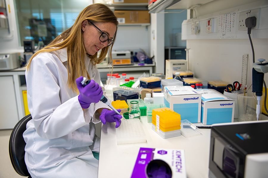 Madeline Lancaster en el laboratorio